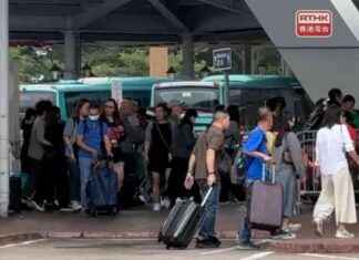 Celebrating Double-Ninth Festival: Residents Travel North for Holiday Escape news-12102024-011648