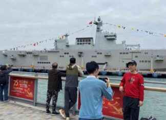 Gathering of People to See PLA Navy Ships at RTHK Event news-22112024-082353
